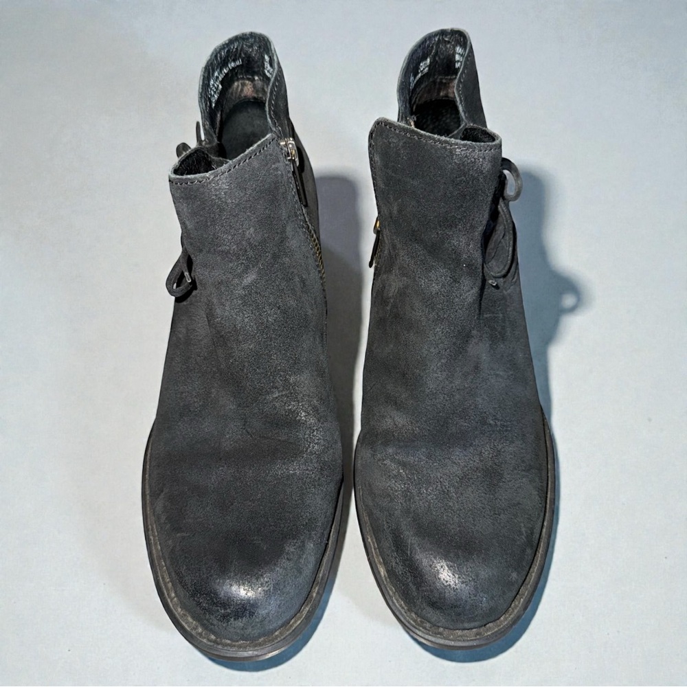New In Box Born FARNES Bootie black Distressed F56903 With side Zippers Size 8M